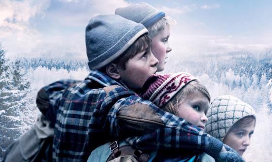 Čtyři děti v zimním oblečení ve filmu Hranice odvahy.