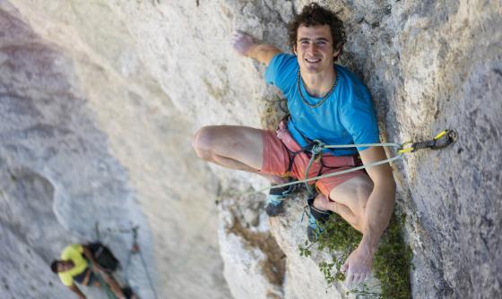 Adam Ondra na skále ve filmu Adam Ondra: Posunout hranice.