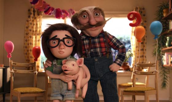 Babs se svým dědečkem a prasátkem Kvík v obýváku na oslavě narozenin ve filmu Kvík.