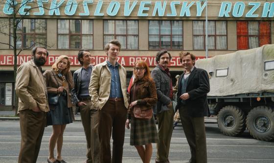 Redaktoři stojí před budovou Československého rozhlasu ve filmu Vlny.