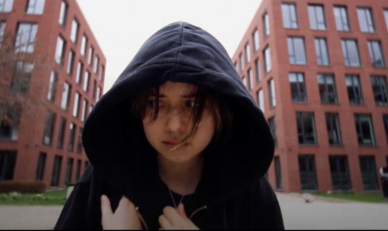 Scéna z filmu Dveře se zavírají