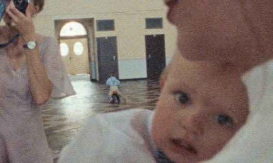 Scéna z filmu Osm milimetrů rodiny