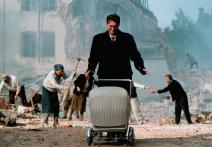 Bolek Polívka jako pan Čížek s kočárkem ve filmu Musíme si pomáhat.