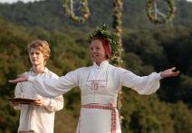 Žena a kluk v tradičním švédském kroji ve filmu Slunovrat.