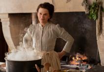 Juliette Binoche v kuchyni u obrovského hrnce ve filmu Umění jíst a milovat.