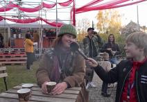 Scéna z filmu Junior Chats: Rozhovory s návštěvníky festivalu