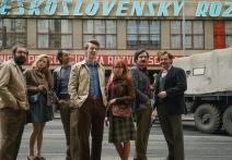 Redaktoři stojí před budovou Československého rozhlasu ve filmu Vlny.