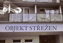 Scéna z filmu Objekt střežen